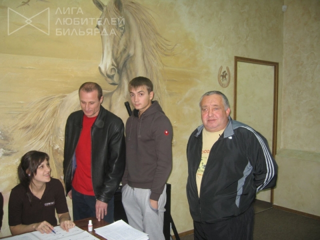 Назаренко Е.  у судейского столика.JPG